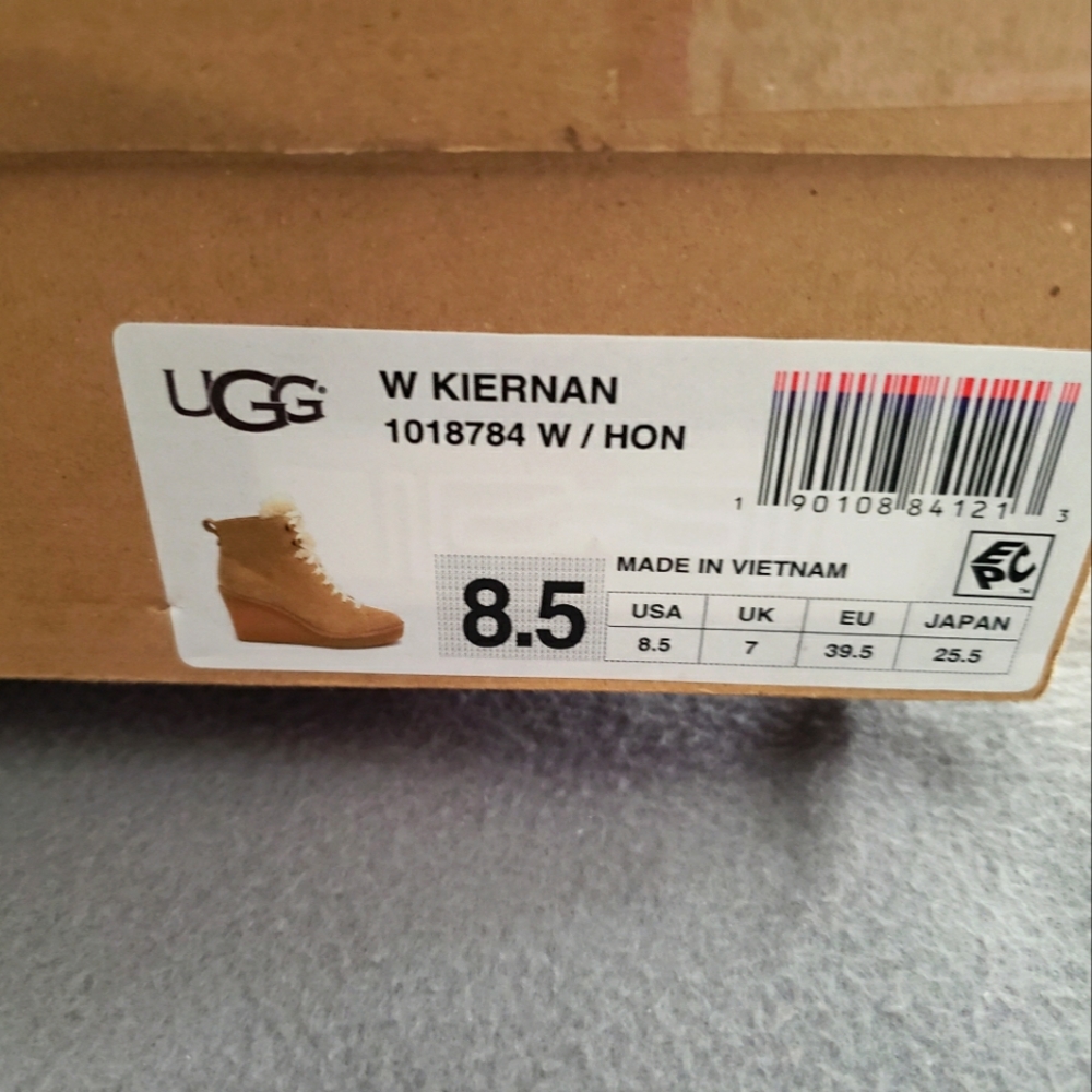 UGG WEDGE BOOT